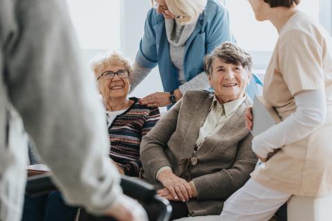 Señoras sonriendo en una residencia de ancianos