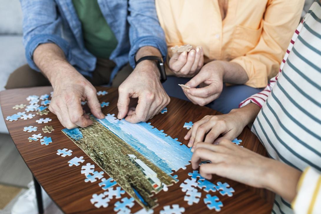 Personas haciendo un rompecabezas juntos