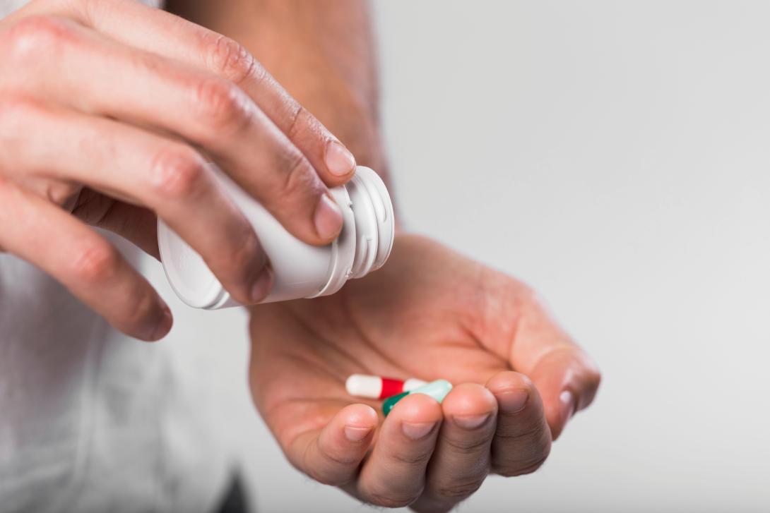 Personal eligiendo medicamentos 