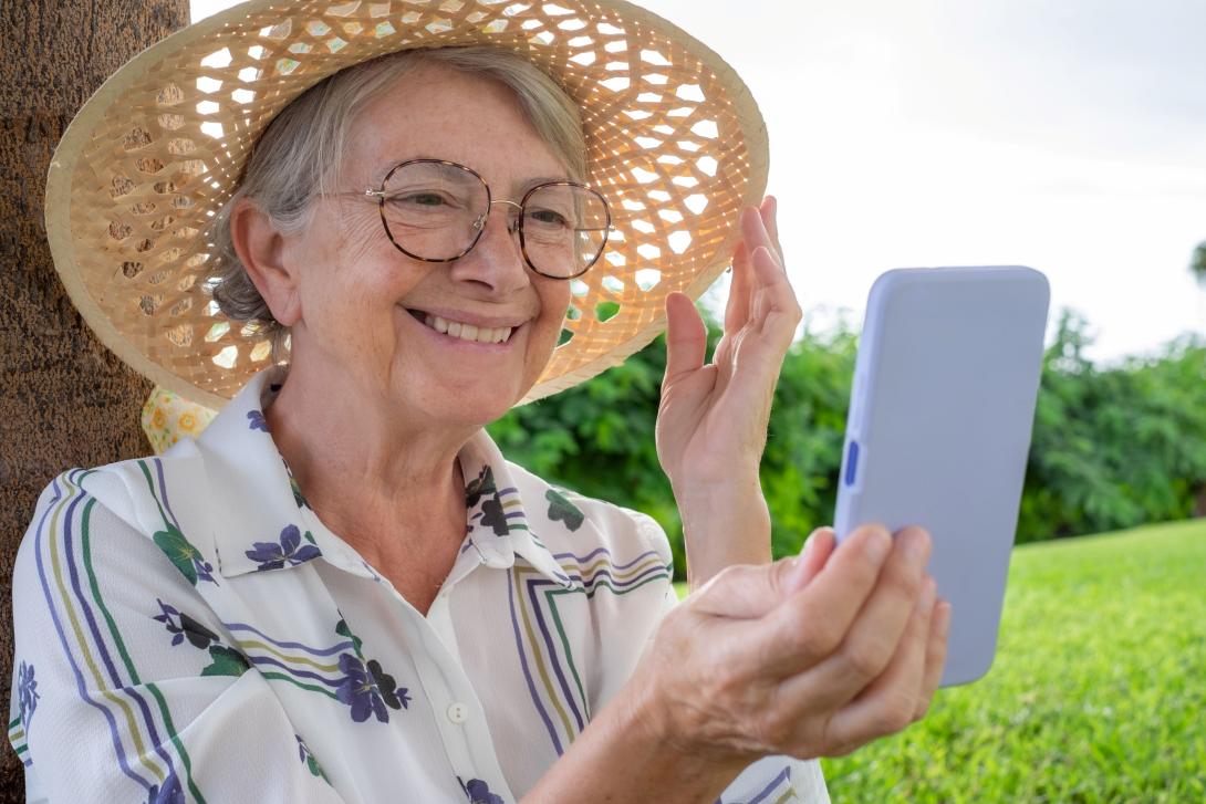 Señora haciendo una videollamada en vacaciones para mantener el contacto con sus familiares