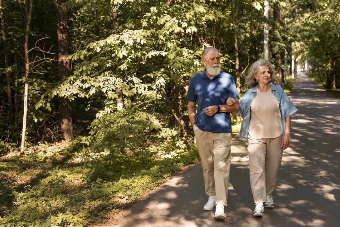 Pareja de la tercera edad dando un paseo en Primavera