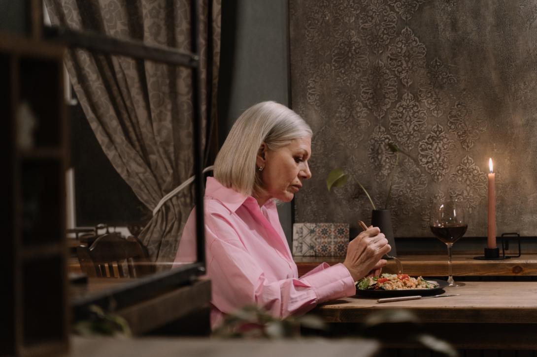 Mujer cenando sola