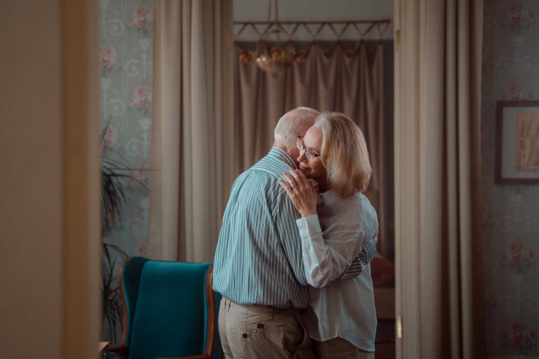 Pareja mayor en su casa