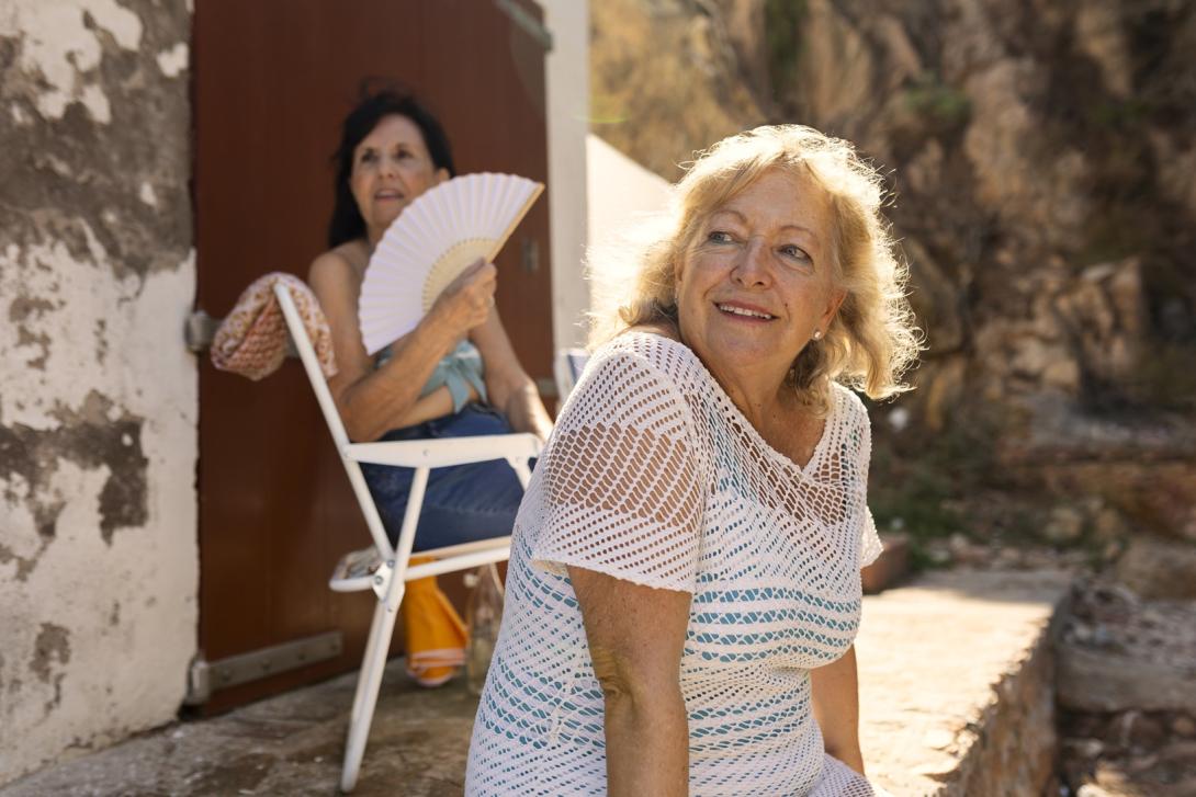 Mujer sentada al fresco en verano en el pueblo